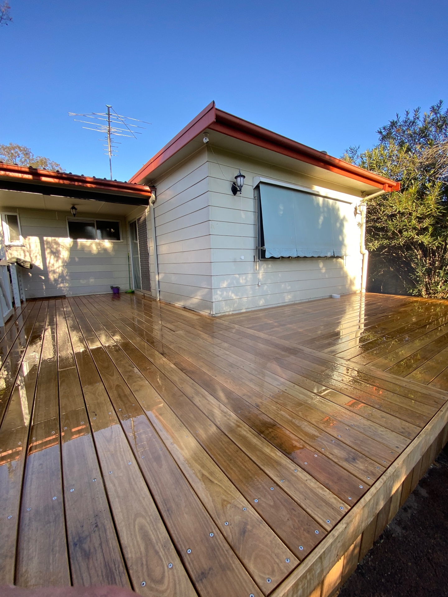 Tallowood decking running around the return section of the Cessnock home